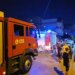 Zjarr pranë godinës së Drejtorisë Rajonale të Arsimit në Fier; flakët përfshijnë sipërfaqe me barishte të thata