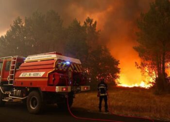 Zjarre masive në jugperëndim të Francës, evakuohen mbi 20 mijë persona; rritja e temperaturave përkeqëson situatën