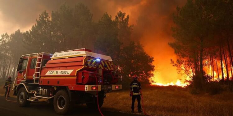 Zjarre masive në jugperëndim të Francës, evakuohen mbi 20 mijë persona; rritja e temperaturave përkeqëson situatën