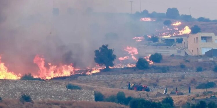 Zjarret përfshijnë Evropën Jugore; tre zjarrfikës humbin jetën në Greqi dhe Spanjë; Franca, Turqia përballen me temperatura ekstreme