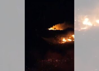 Zjarri në autostradën Vlorë–Fier ende aktiv, tymi përhapet, qarkullimi i mjeteve lehtësohet