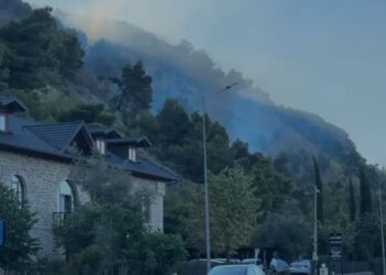 Zjarri në malin e Shëngjinit drejt shuarjes pas ndërhyrjes së natës, flakët nën kontroll