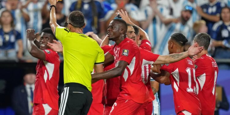 Zvicra akuzojnë për favorizim të Argjentinës, tifozët anglezë në ankth: Gjysmëfinale e shitur