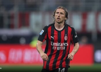 Zyrtare: Luka Modric rinovon kontratën me Milanin deri në vitin 2027