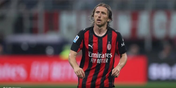 Zyrtare: Luka Modric rinovon kontratën me Milanin deri në vitin 2027
