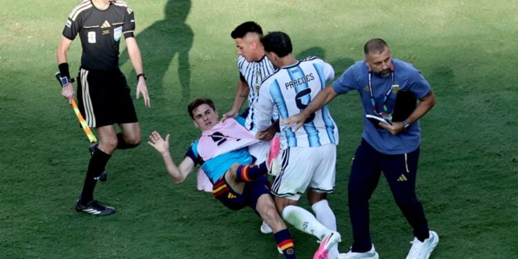 10 ndeshje pezullim për Paredes, 7 për Molina-n; Argjentina nis betejën në CAS kundër FIFA-s