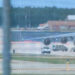 17-vjeçari i dehur futet me makinë në aeroport dhe përplaset me avionin dhe me traktorin