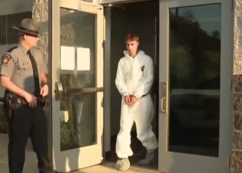 18-vjeçarja vritet me thikë dhe gjendet në bagazhin e makinës; i dashuri dhe nëna e tij arrestohen