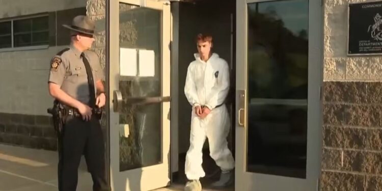18-vjeçarja vritet me thikë dhe gjendet në bagazhin e makinës; i dashuri dhe nëna e tij arrestohen