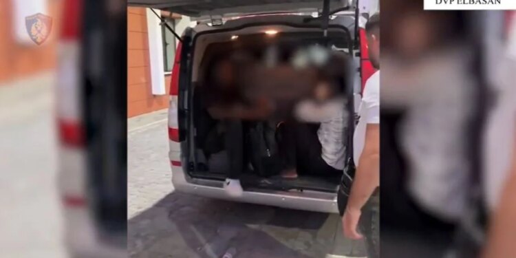 24 emigrantë të paligjshëm tentuan të kalonin ilegalisht në Shqipëri; tre persona arrestohen në aksin Librazhd–Elbasan