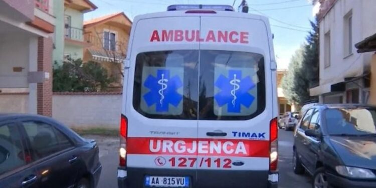 5-vjeçari rrëzohet nga tarraca e banesës dhe dërgohet me urgjencë në Traumë në Tiranë