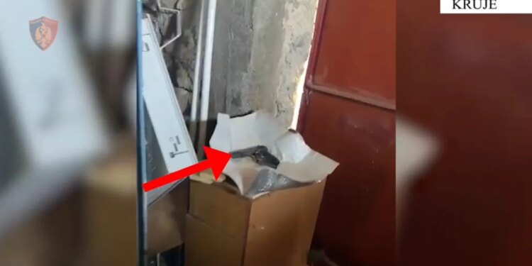 61-vjeçari në Krujë në pranga, mbante pa leje pistoletë me municione; më parë i dënuar për kultivim narkotik