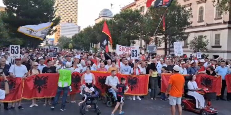 63 ditë tubim: Sot protestë kombëtare në Tiranë, qytetarët grumbullohen para Kryeministrisë