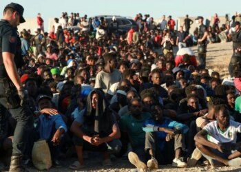 A e hapi Maroku qëllimisht kufirin? Ekspertët zbulojnë shkaqet e fluksit masiv të migrantëve në Ceuta