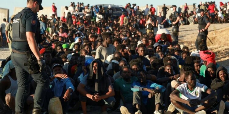 A e hapi Maroku qëllimisht kufirin? Ekspertët zbulojnë shkaqet e fluksit masiv të migrantëve në Ceuta