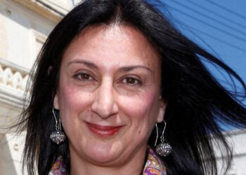 A mund të shkurtosh emrin (p.sh. Caruana Galizias) ose fjalinë për zyrtarët që të mund ta mbaj titullin brenda 15–18 fjalëve?