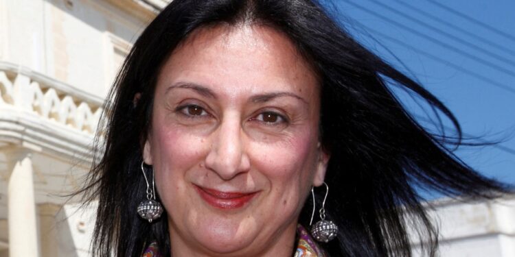 A mund të shkurtosh emrin (p.sh. Caruana Galizias) ose fjalinë për zyrtarët që të mund ta mbaj titullin brenda 15–18 fjalëve?