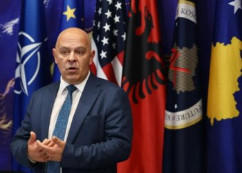 AAK refuzon ftesën e Haxhiut / Kryetari Ardian Gjini: Nuk je presidente e zgjedhur, kërkoni alibi për zgjedhje