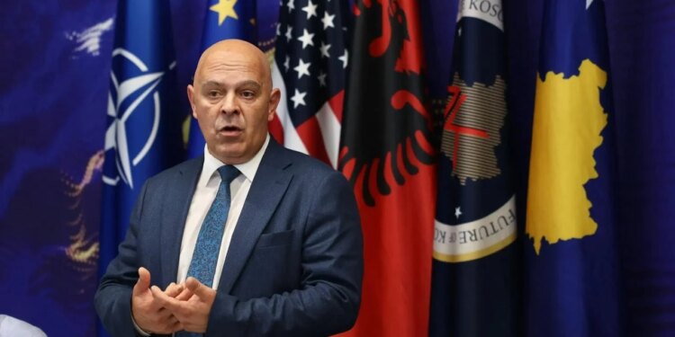 AAK refuzon ftesën e Haxhiut / Kryetari Ardian Gjini: Nuk je presidente e zgjedhur, kërkoni alibi për zgjedhje