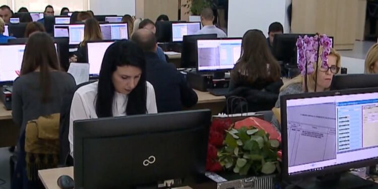 Administrata pa specialistë IT; pagat dhe mungesa e fleksibilitetit i largojnë ekspertët drejt tregut global