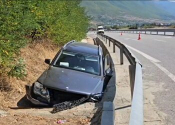 Aksident: automjeti del nga Rruga e Kombit dhe përfundon në kanal; shoferi dërgohet me urgjencë në spital
