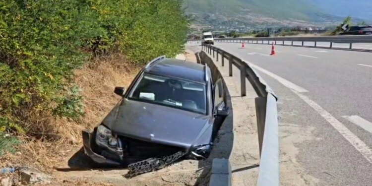 Aksident: automjeti del nga Rruga e Kombit dhe përfundon në kanal; shoferi dërgohet me urgjencë në spital