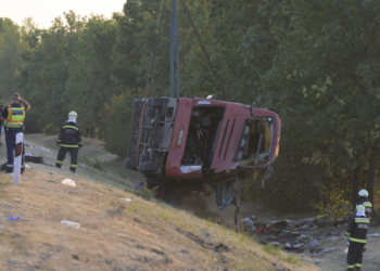 Aksident i rëndë në Hungari: Autobus me targa polake në kanal, 12 të vdekur, 10 të plagosur