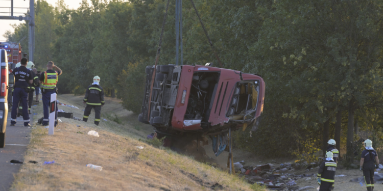 Aksident i rëndë në Hungari: Autobus me targa polake në kanal, 12 të vdekur, 10 të plagosur