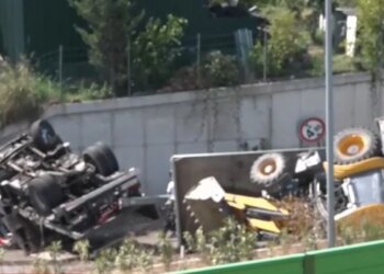 Aksident i rëndë në Unazën e Madhe, kamioni përmbyset; karrotreci dhe fadroma që po transportonte