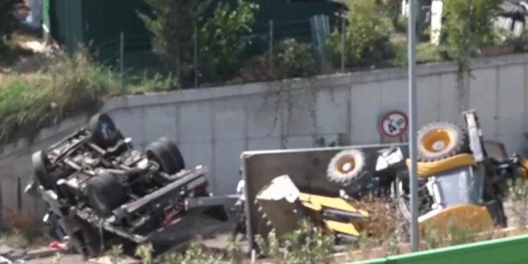 Aksident i rëndë në Unazën e Madhe, kamioni përmbyset; karrotreci dhe fadroma që po transportonte