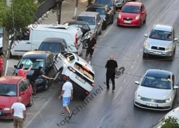 Aksident i trefishtë në Sarandë: turisti humb kontrollin e mjetit dhe përplas makinat e parkuara
