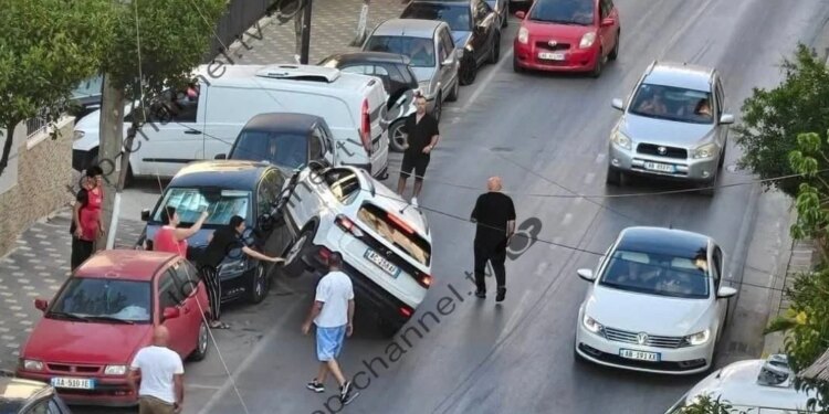 Aksident i trefishtë në Sarandë: turisti humb kontrollin e mjetit dhe përplas makinat e parkuara