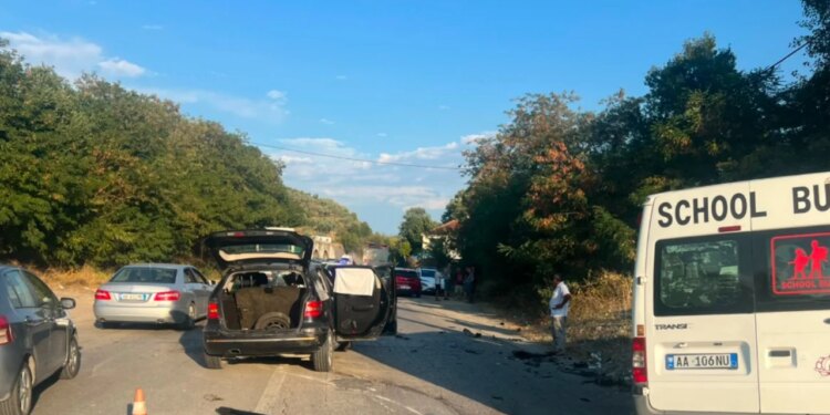 Aksident i trefishtë në aksin Elbasan-Cërrik, pesë persona të plagosur dërgohen me urgjencë në spital
