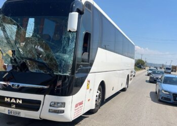 Aksident mes kamionçinës dhe autobusit në aksin Elbasan-Peqin