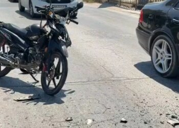 Aksident në Fier: Makina përplas nga pas motomjetin, drejtuesi i tij niset me urgjencë në spital