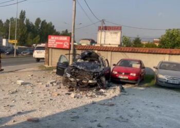 Aksident në Prizren, dy të plagosur; mjet me shpejtësi përplaset me kamionçinën dhe përfundon në oborrin e servisit