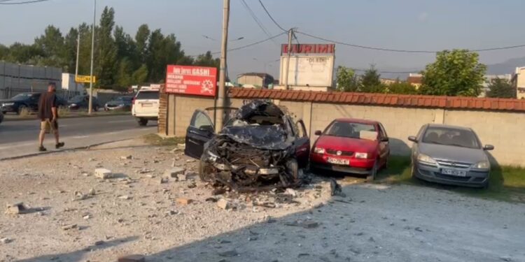 Aksident në Prizren, dy të plagosur; mjet me shpejtësi përplaset me kamionçinën dhe përfundon në oborrin e servisit