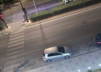 Aksident në Transballkanike: Shoferi kalon semaforin e kuq, përplas këmbësoren dhe arratiset