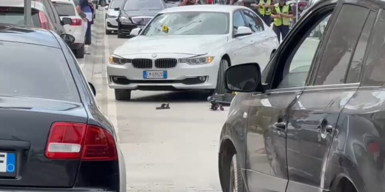 Aksident në Vlorë, automjet përplas monopatinë; drejtuesi i mjetit elektrik plagoset rëndë
