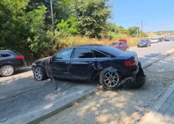 Aksident në aksin Fier-Patos, dy pasagjerë përfundojnë në spital pas përplasjes së dy automjeteve
