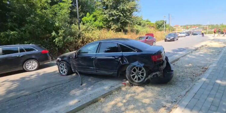 Aksident në aksin Fier-Patos, dy pasagjerë përfundojnë në spital pas përplasjes së dy automjeteve