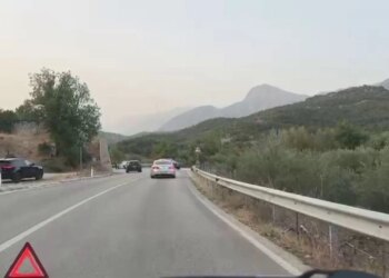 Aksident në aksin Kuç-Kallarat: dy automjete përplasen, plagoset një person