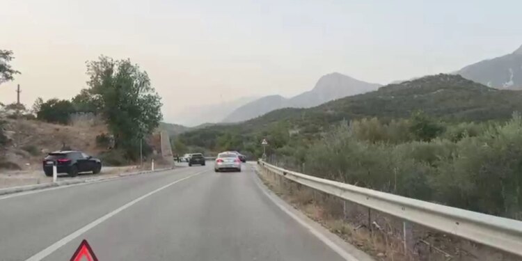 Aksident në aksin Kuç-Kallarat: dy automjete përplasen, plagoset një person