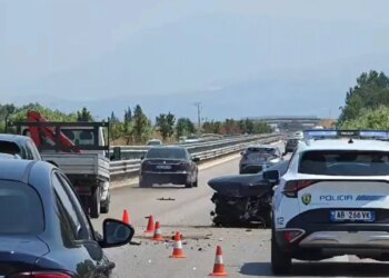 Aksident në bypass-in e Fierit: Makina përplaset me barrierat e autostradës, një person transportohet në spital