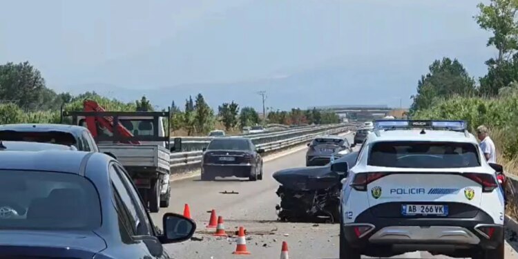 Aksident në bypass-in e Fierit: Makina përplaset me barrierat e autostradës, një person transportohet në spital