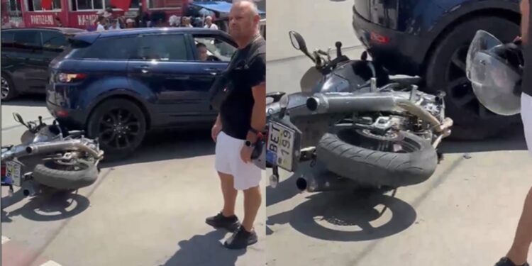 Aksident në qendër të Sarandës: motori përfundon nën një automjet
