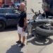 Aksident në qendër të Sarandës: motori përfundon nën një automjet
