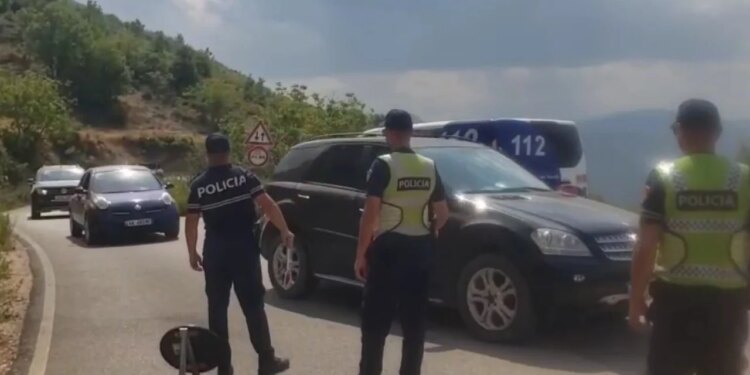Aksident pranë Malit të Tomorrit: frenat dështuan, makina doli nga rruga; 7 të plagosur, dy rëndë në Trauma