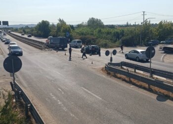 Aksident te Pushimi i Shoferit në autostradën Lushnje-Fier: makina përplaset me furgonin, plagosen disa persona