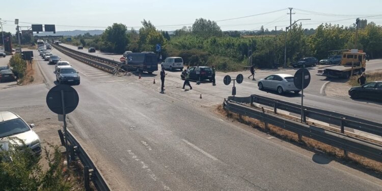 Aksident te Pushimi i Shoferit në autostradën Lushnje-Fier: makina përplaset me furgonin, plagosen disa persona